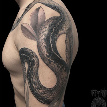 Татуировка мужская ньюскул на руке змея