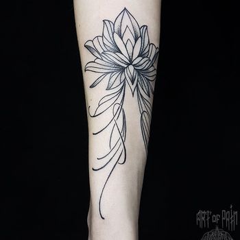 Татуировка женская графика на предплечье лотоса цветок