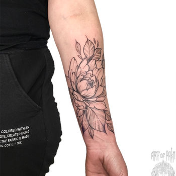 Татуировка женская графика на предплечье пион с листочками