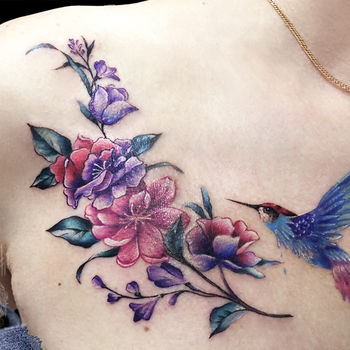 Татуировка женская графика на ключице колибри и цветы