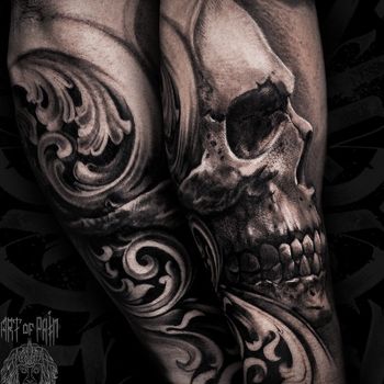 Татуировка мужская black&grey на предплечье череп и узоры
