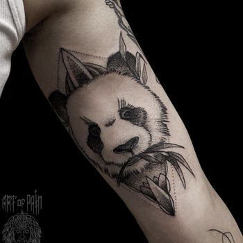 Татуировка женская графика на руке панда