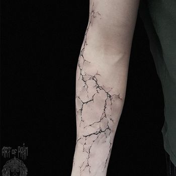 Татуировка мужская реализм на руке трещины