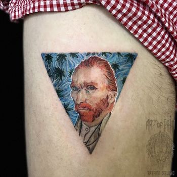 Татуировка мужская реализм на бедре ван гог