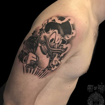Татуировка мужская графика на плече Скрудж