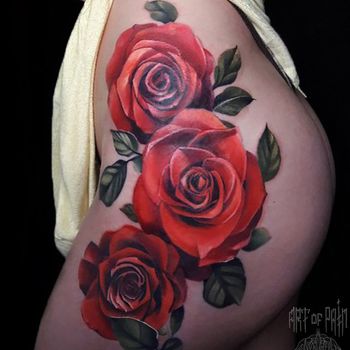 Татуировка женская реализм на бедре крупные красные розы