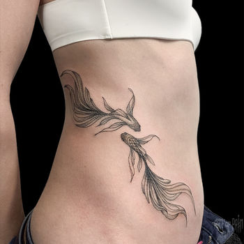 Татуировка женская графика на боку рыбы