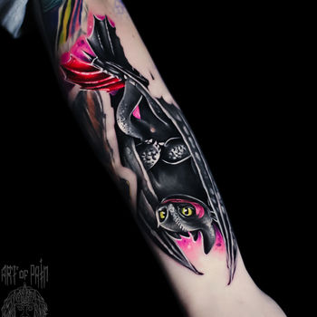 Татуировка женская фентези на предплечье дракон беззубик