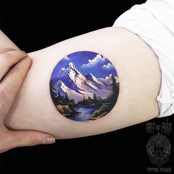 Татуировка женская реализм на руке пейзаж