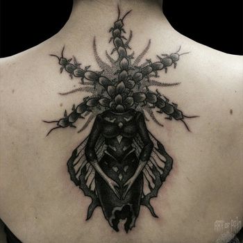 Татуировка женская графика на спине мукадэ