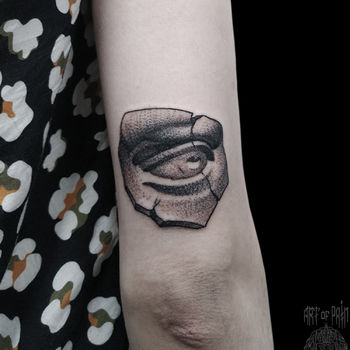 Татуировка женская графика на руке глаз