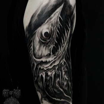 Татуировка мужская хоррор на плече рыба