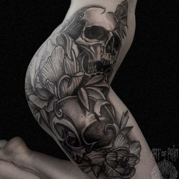 Татуировка женская графика на бедре черепа и цветы