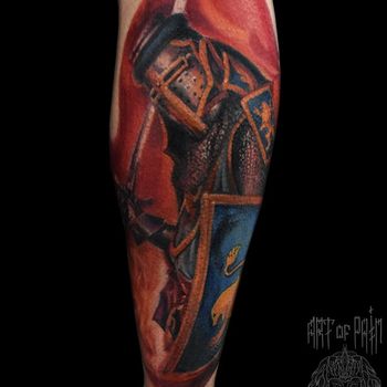 Татуировка мужская реализм на икре рыцарь