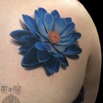 Татуировка женская реализм на лопатке цветок
