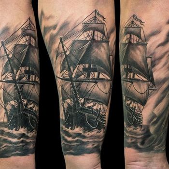 Татуировка мужская реализм на предплечье корабль