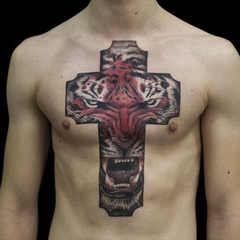 Татуировка мужская реализм на груди крест
