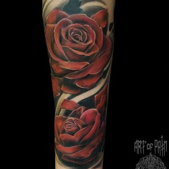 Татуировка женская реализм на предплечье бутоны роз