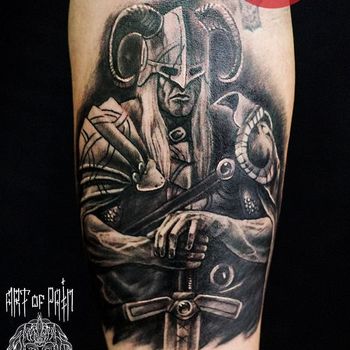 Татуировка мужская реализм на предплечье викинг в рогатом шлеме