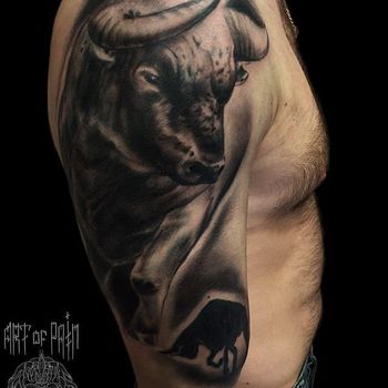 Татуировка мужская реализм на плече бык