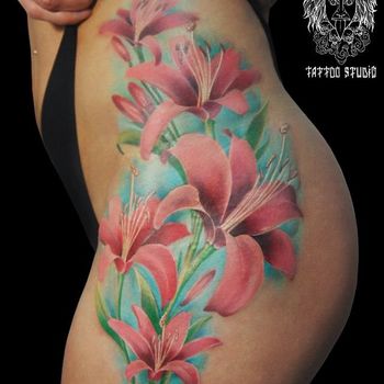 Татуировка женская реализм на бедре цветы