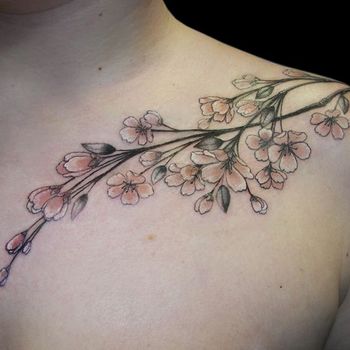 Татуировка женская реализм на груди цветы
