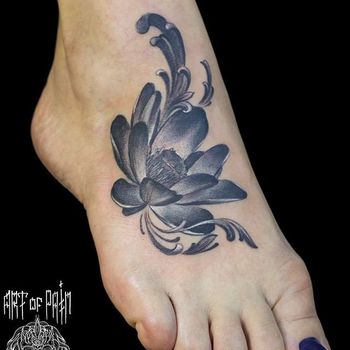 Татуировка женская реализм на ноге цветы