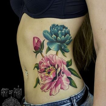 Татуировка женская реализм на ребрах цветы