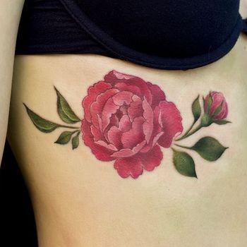 Татуировка женская реализм на ребрах цветок пиона