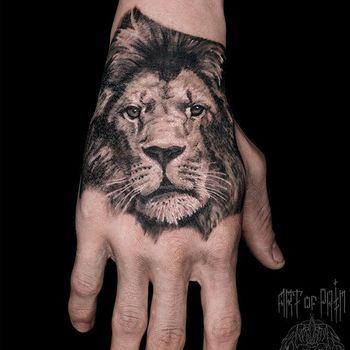  Татуировка мужская реализм на кисти лев