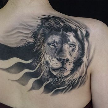 Татуировка женская реализм на лопатке лев