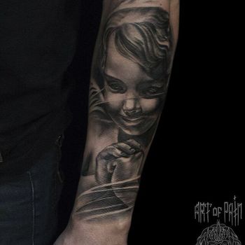 Татуировка мужская реализм на предплечье портрет ребёнка