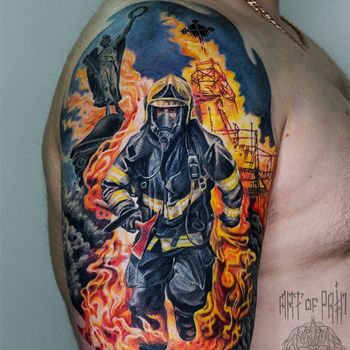  Татуировка мужская реализм на плече пожарный