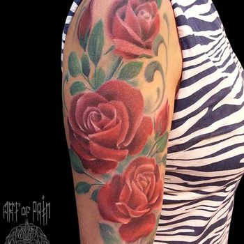 Татуировка женская реализм на плече розы