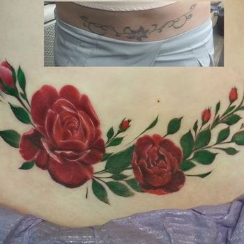 Татуировка женская реализм на животе роза