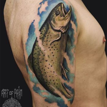 Татуировка мужская реализм на плече рыбы