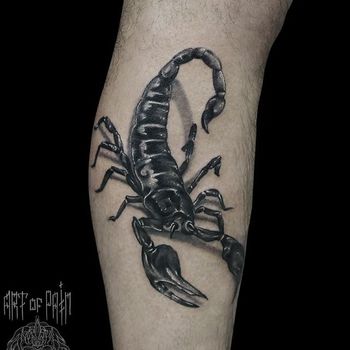 Татуировка мужская реализм на икре скорпион