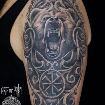 Татуировка мужская реализм на плече медведь и коловрат