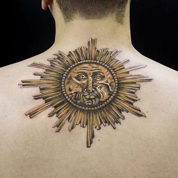 Татуировка мужская реализм на спине солнце