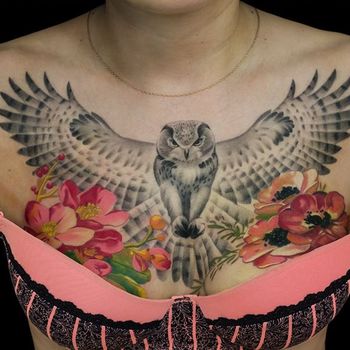 Татуировка женская реализм на груди сова
