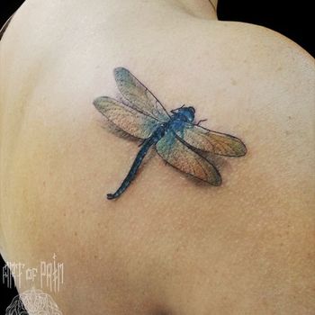 Татуировка женская реализм на лопатке стрекоза
