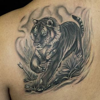 Татуировка мужская реализм на лопатке тигр