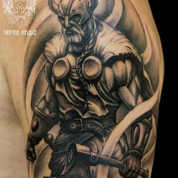 Татуировка мужская реализм на плече викинг