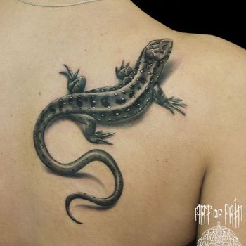 Татуировка женская реализм на лопатке ящерица