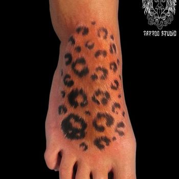 Татуировка женская реализм на ноге животные