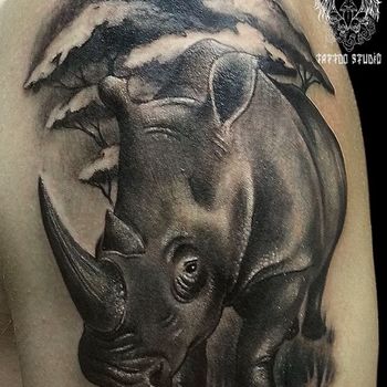 Татуировка мужская реализм на плече носорог