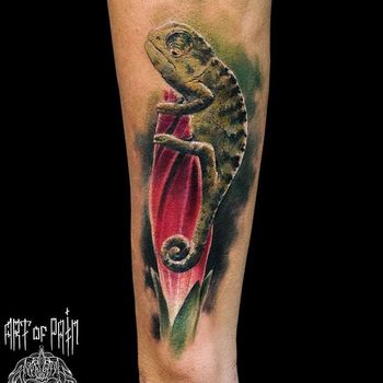 Татуировка мужская реализм на предплечье хамелеон на цветке