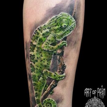 Татуировка женская реализм на голени хамелеон