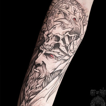 Татуировка мужская графика на предплечье человек, череп, ворон