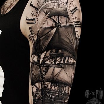 Татуировка мужская black&grey на плече корабль